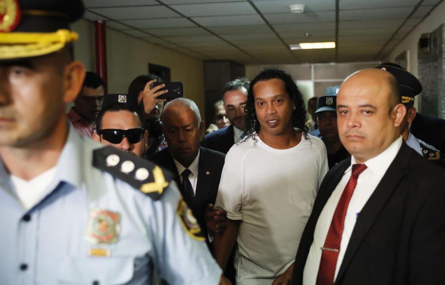 Ronaldinho comparece esposado en audiencia en Paraguay