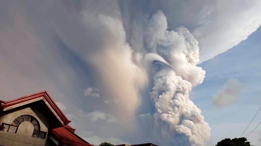 Filipinas mantiene la alerta por el volcán Taal que ya ha desplazado a 30.000
