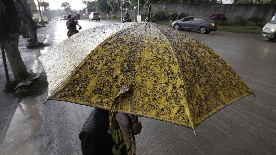 Pequeño volcán filipino expulsa ceniza, residentes evacúan
