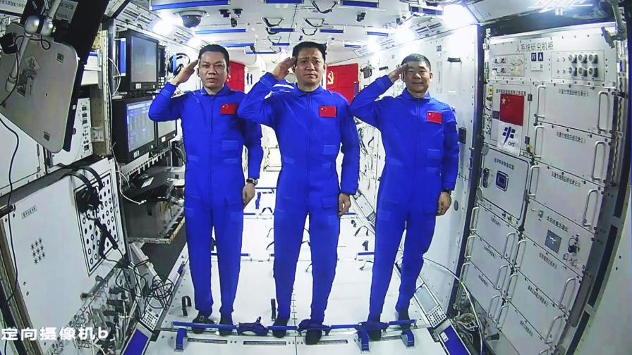 Astronautas chinos hacen caminata espacial en nueva estación