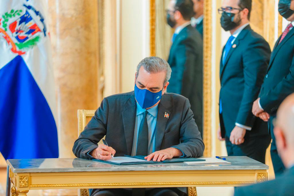 Presidente de la República Dominicana, Luis Abinader, firma el acuerdo en el marco de la Alianza para el Desarrollo en Democracia, en la Ciudad de Panamá.