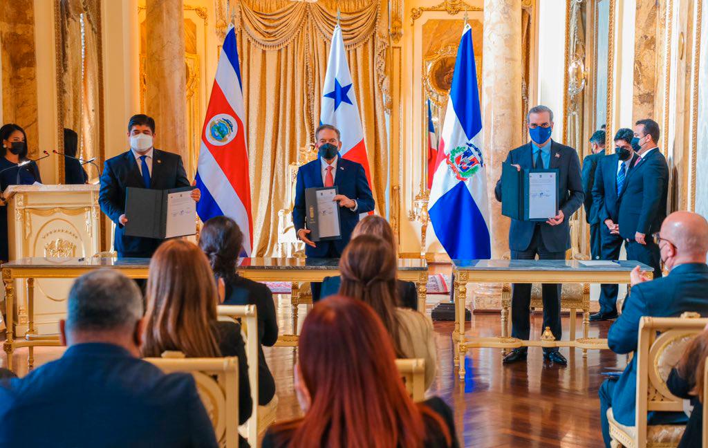 Los presidentes de República Dominicana, Costa Rica, y Panamá en el marco de la Alianza para el Desarrollo en Democracia, en la Ciudad de Panamá.