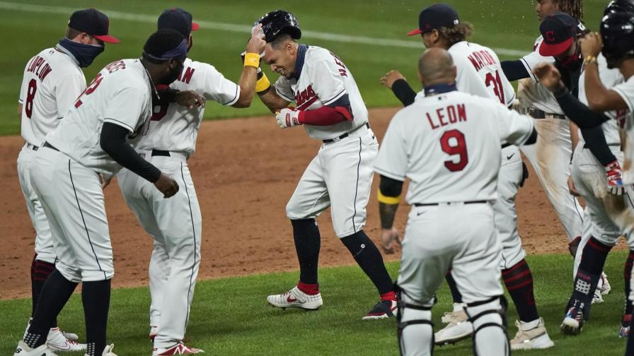 Indios cortan racha de Hader sin hit y vencen a Cerveceros