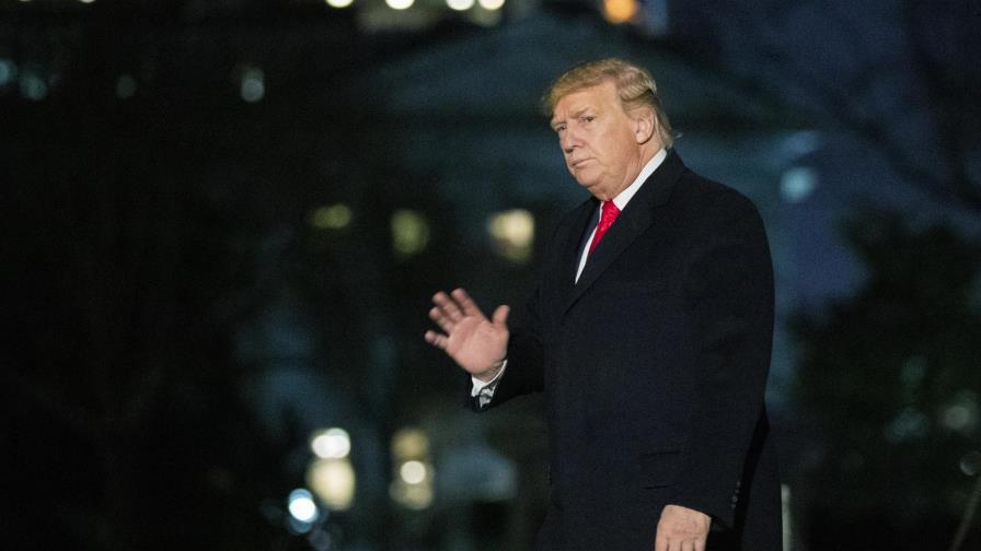 Trump viaja a Davos mientras en EEUU sigue su juicio