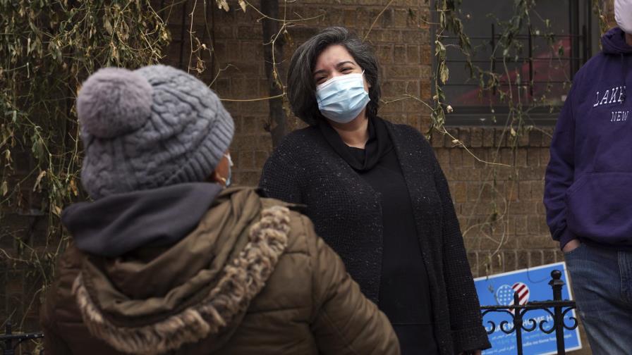Un año después, voluntarios siguen ayudando a necesitados Un año después, voluntarios siguen ayudando a necesitados