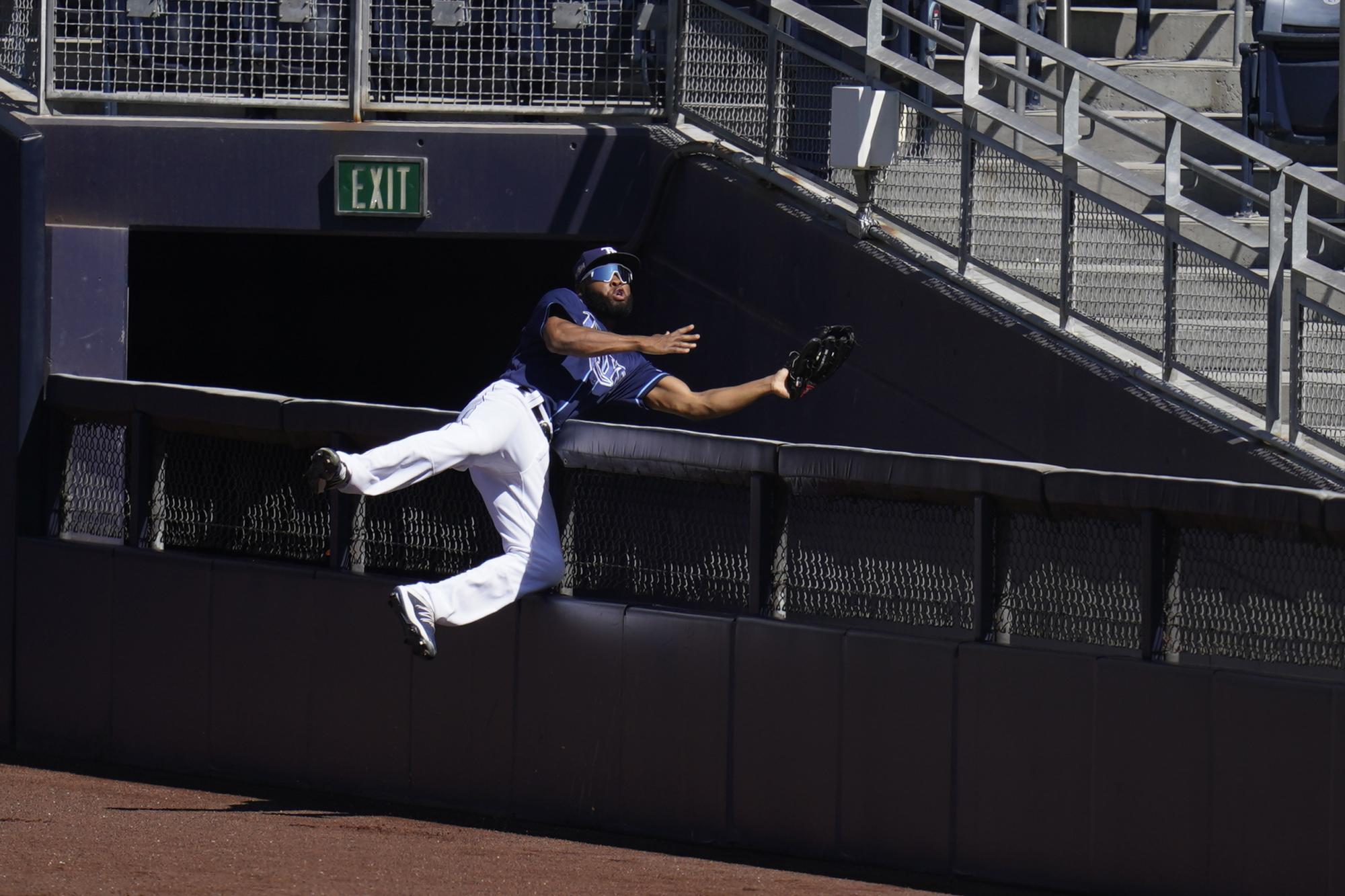 El jugador dominicano Manuel Margot bateo jonrón de tres carreras e hizo una gran atrapada en el partido que los Rays de Tampa vencieeron a los Astros de Houston, el 12 de octubre del 2020. (AP/Gregory Bull)