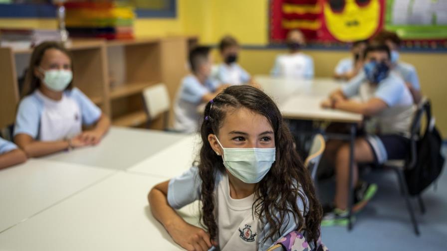 España regresa a clases; todos deben usar mascarilla
