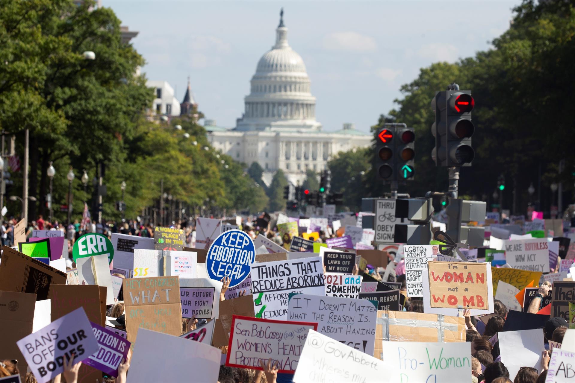 Mujeres marchan en Washington para defender el derecho al aborto