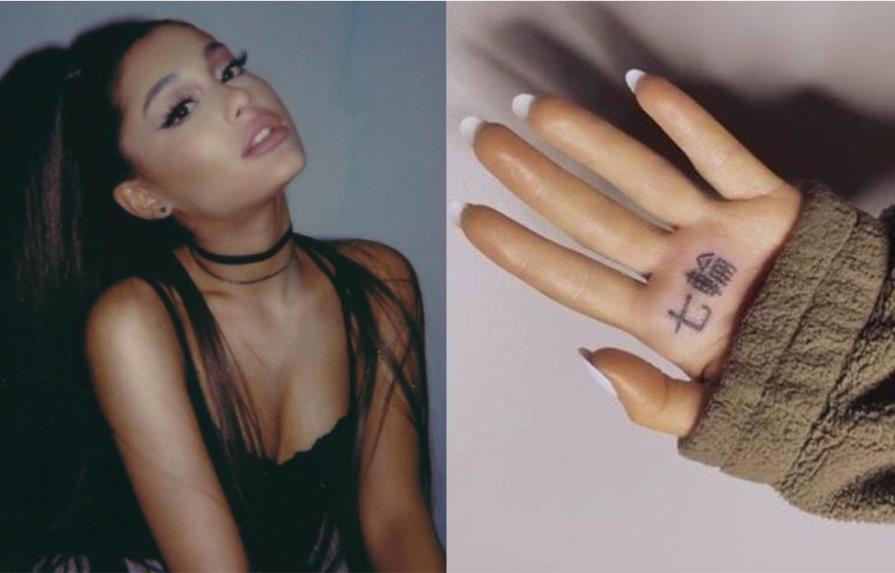 Se burlan de Ariana Grande tras mostrar su nuevo tatuaje en japonés
