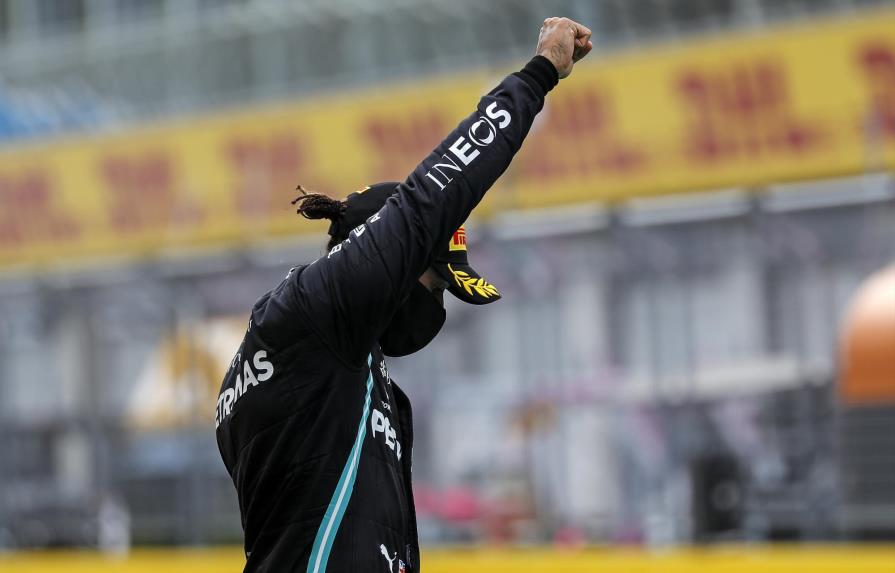 F1: Hamilton alza puño en el podio en contra del racismo