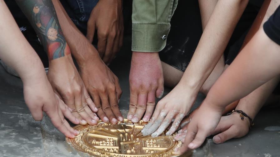 Tailandia: Autoridades retiran placa prodemocracia