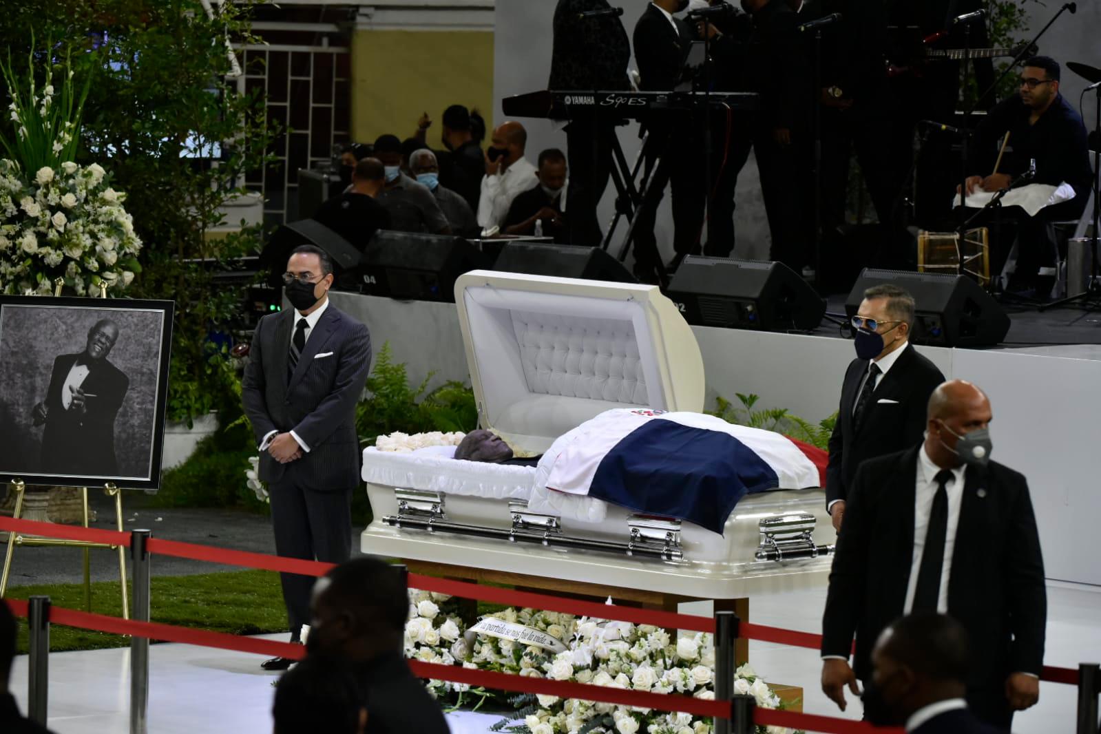 Los cantantes Gilberto Santa Rosa y Rafa Rosario hacen guardia de honor al cadáver del cantante Johnny Ventura.