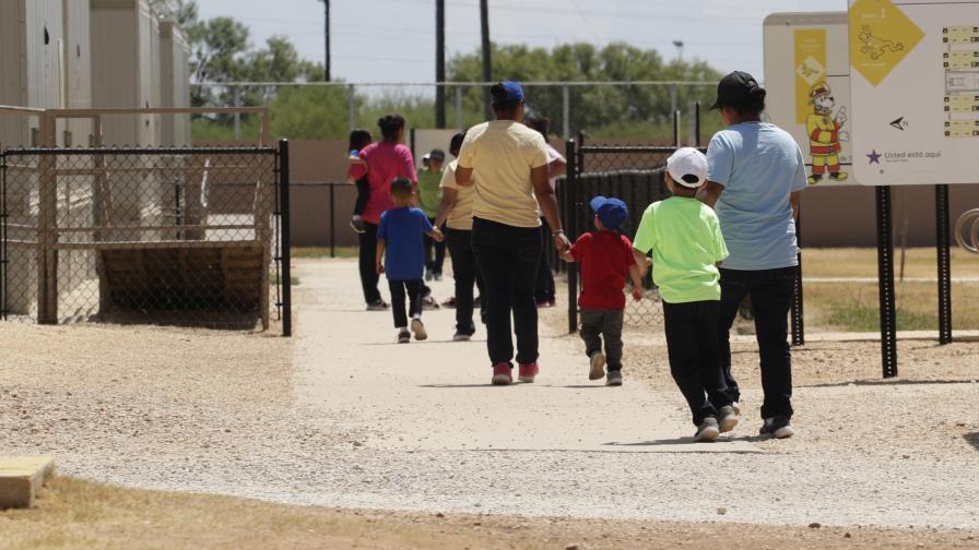 EEUU: Jueza ordena liberar a niños migrantes detenidos
