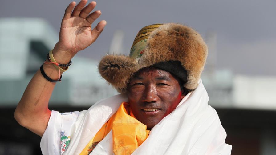 Guía sherpa impone récord al escalar el Everest por 25ta vez