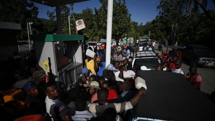Arden barricadas en 4ta semana de protestas en Haití