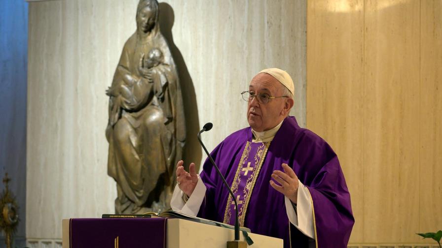 El papa bendice al mundo en soledad por el coronavirus