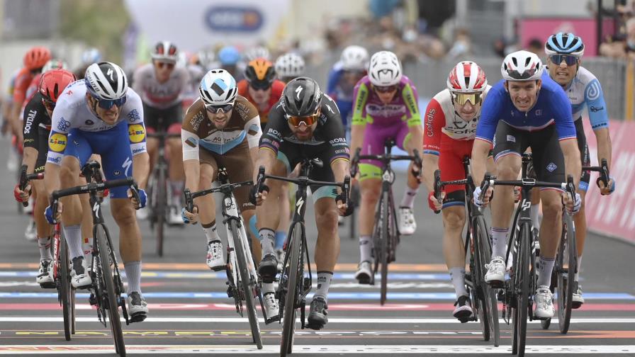 Démare supera a Sagan y Thomas abandona el Giro