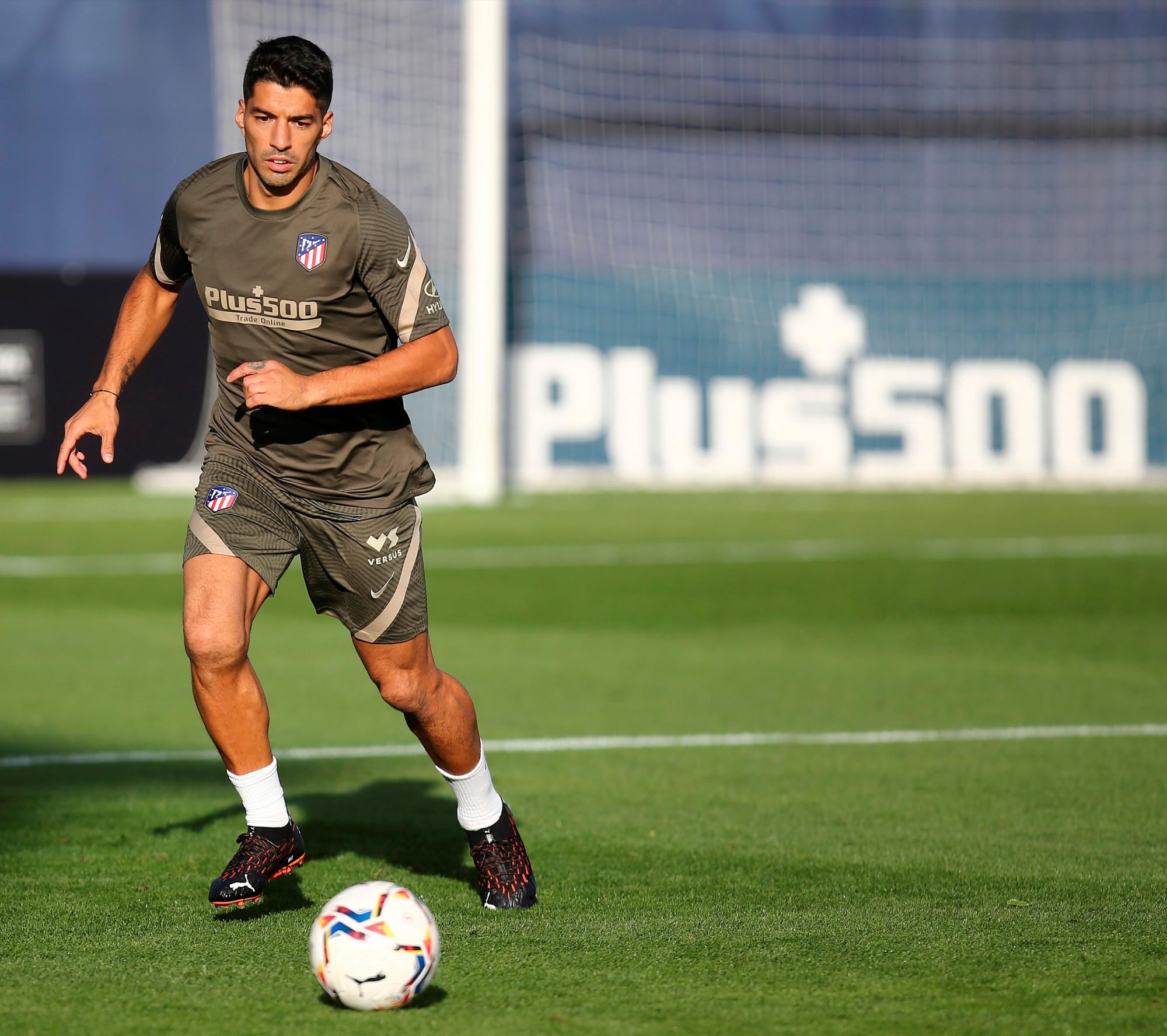 El delantero uruguayo Luis Suárez, durante el entrenamiento del Atlético de Madrid este viernes en la Ciudad Deportiva Wanda de Majadahonda, en Madrid, previo al partido de Liga que disputará el domingo ante el Granada.