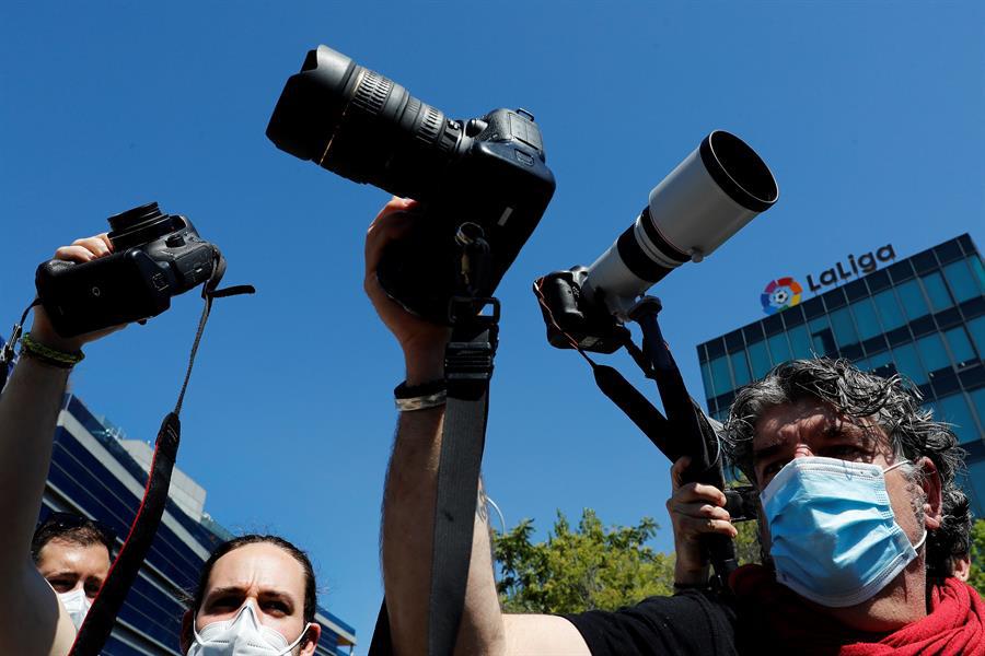 Los fotoreporteros de Barcelona y Madrid protestan contras las medidas tomadas por las autoridades del fútbol, que según afirman, limitan su trabajo.