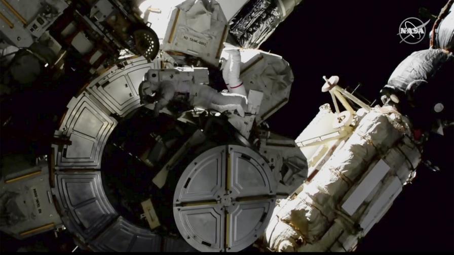 Astronautas en caminata espacial se cuidan de amoniaco