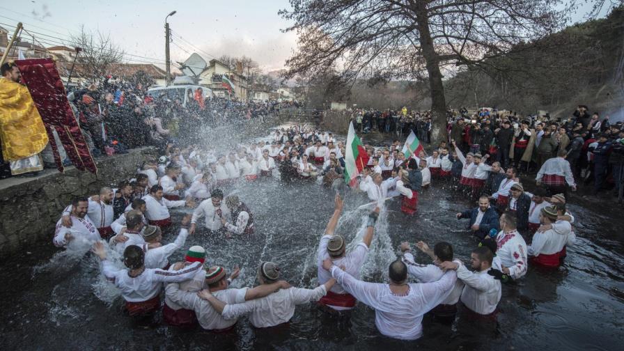 Miles se sumergen en helados ríos por la Epifanía