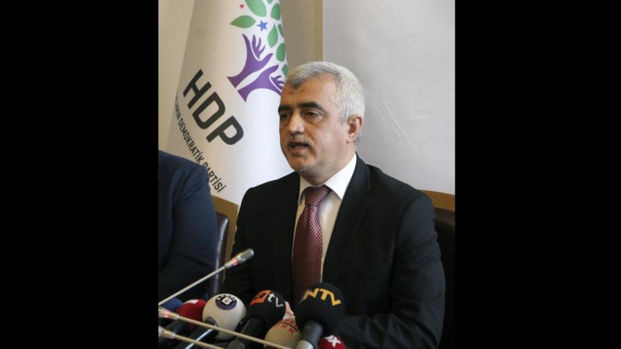 Turquía detiene a político kurdo que protestó en parlamento
