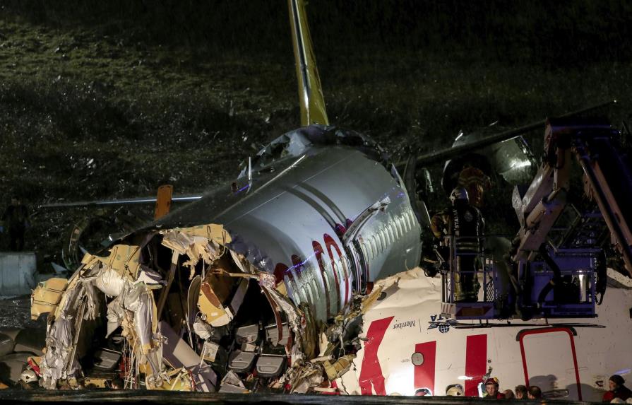 Al menos 120 heridos en el avión que se salió de la pista en Turquía y se partió en dos 