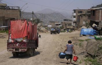 Niebla, bendición y maldición para miles sin agua en Lima Niebla, bendición y maldición para miles sin agua en Lima