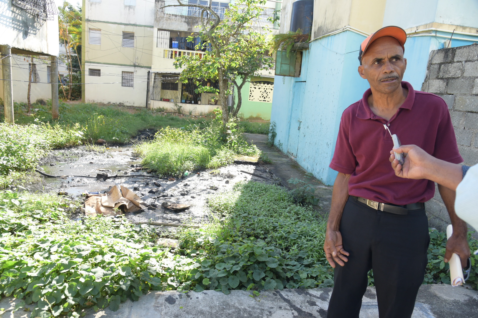 Julio Ramírez vive justo al lado de donde sale el hedor (José Justo Féliz)