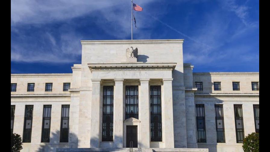 La Fed mantiene apoyo monetario y señala que la economía ha repuntado algo