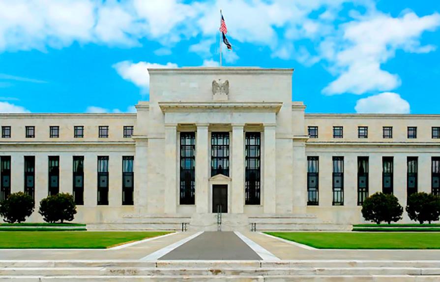 La Fed mantiene apoyo monetario y señala que actividad sigue “muy por debajo”