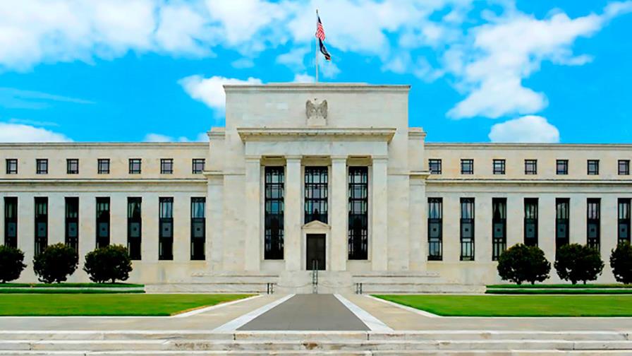 La Fed mantiene apoyo monetario y señala que actividad sigue “muy por debajo”