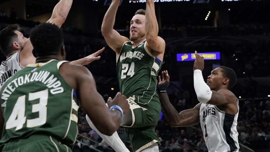 Middleton y Antetokounmpo guían a Bucks a triunfo ante Spurs