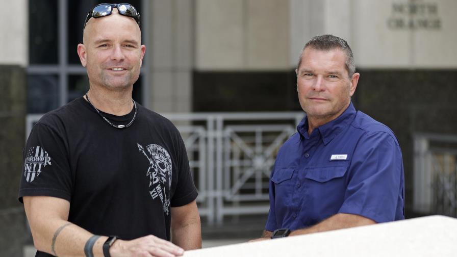 Prueba de ADN reúne a 2 policías medios hermanos en Florida