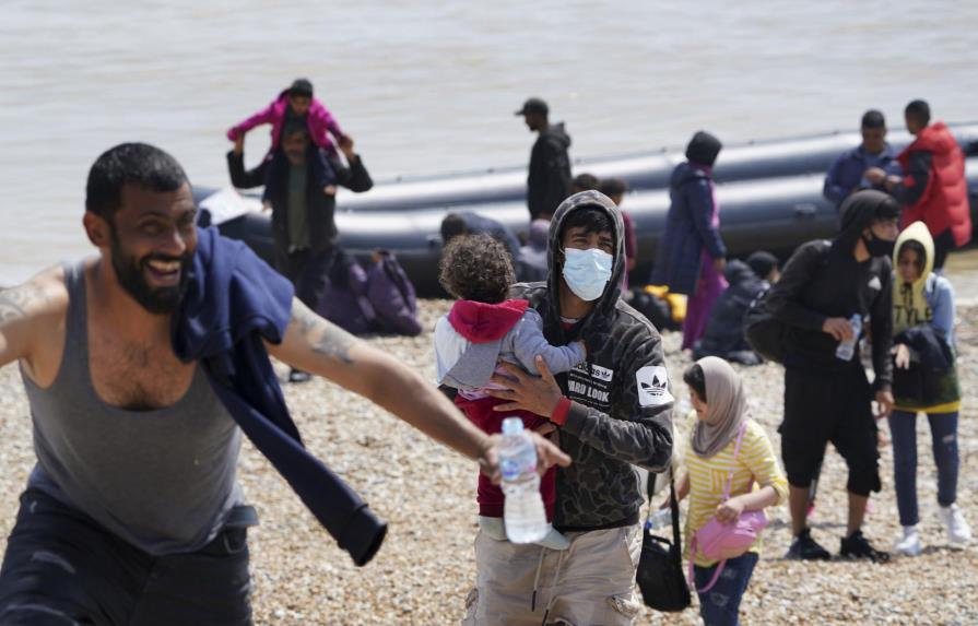 Gran Bretaña bate su récord de migrantes llegados por mar