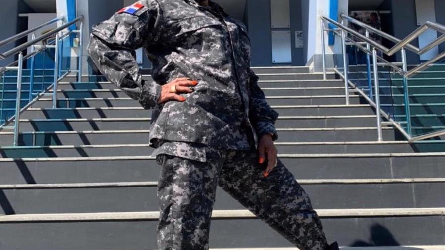 Fefita la Grande se viste de Policía y sale a las calles Fefita la Grande se viste de Policía y sale a las calles