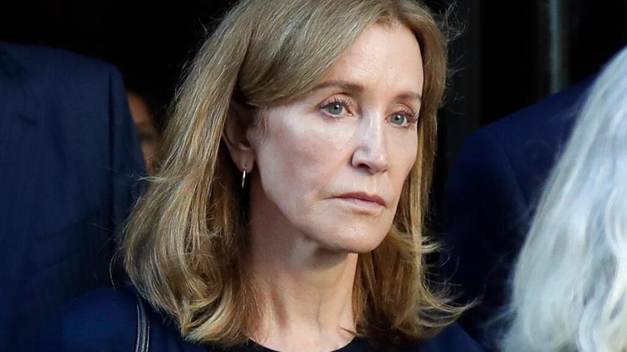 La actriz Felicity Huffman entra en prisión por participar en red de sobornos