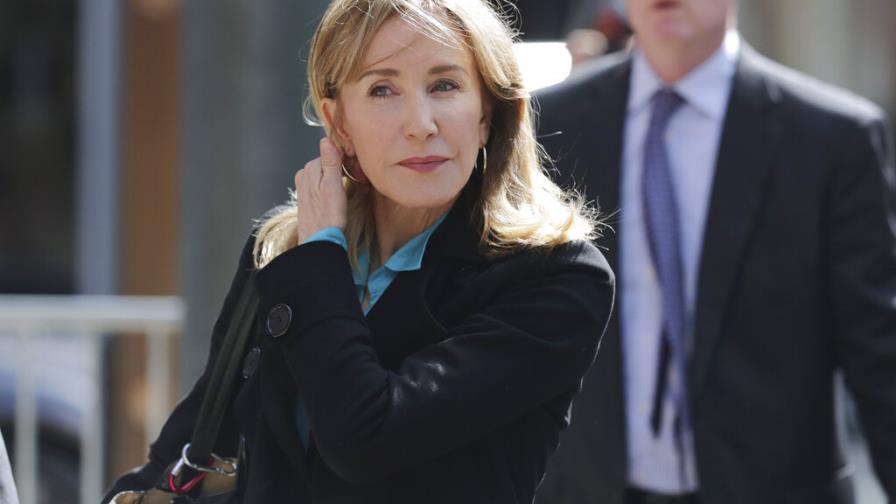 Huffman se declarará culpable en escándalo de universidades
