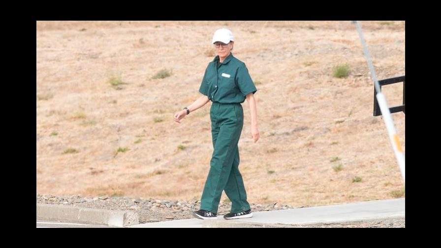 Con uniforme de reclusa captan a la actriz Felicity Huffman en su estancia en prisión