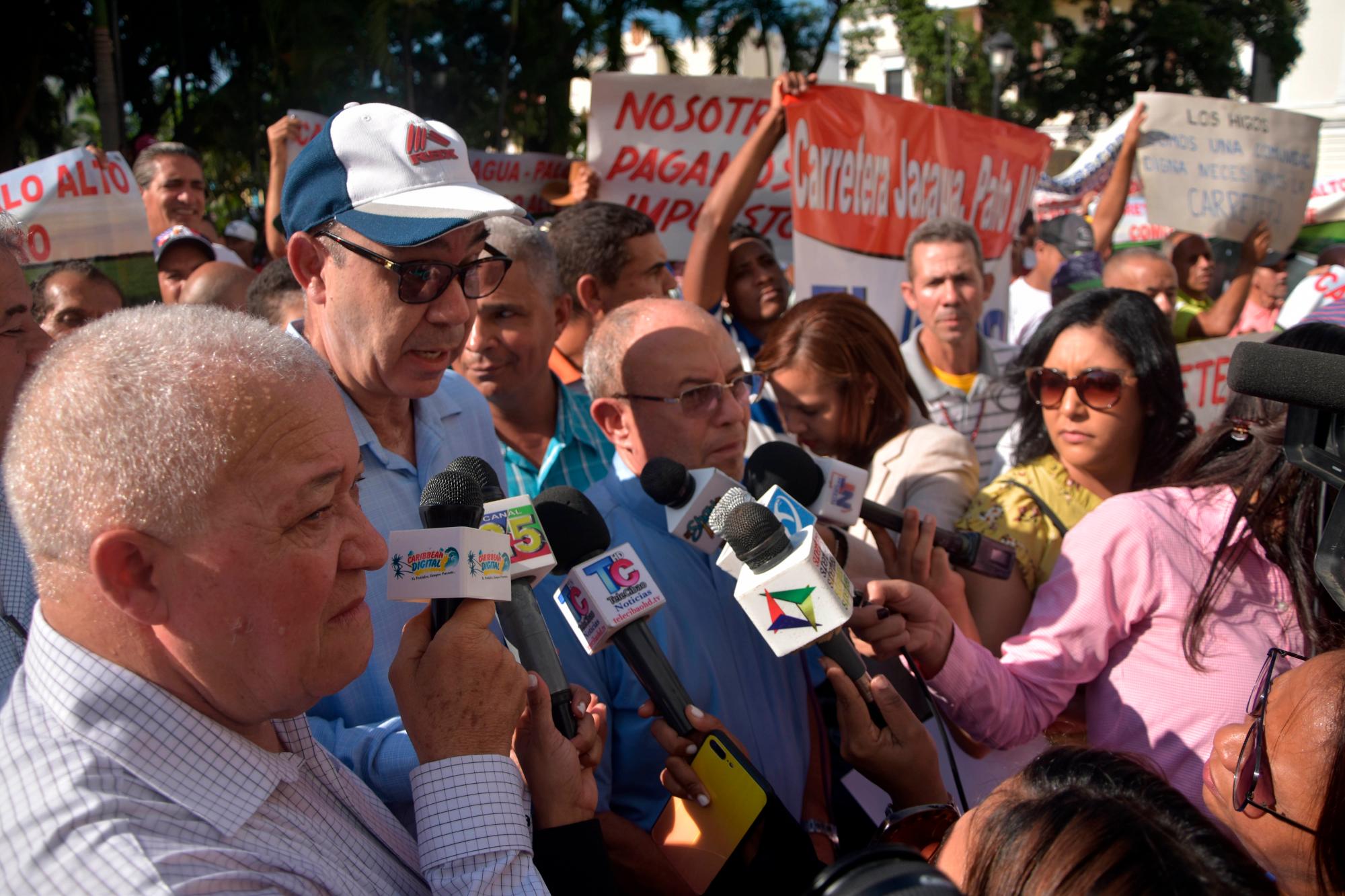 Felipe Enerio Valerio mientras habla con la prensa.