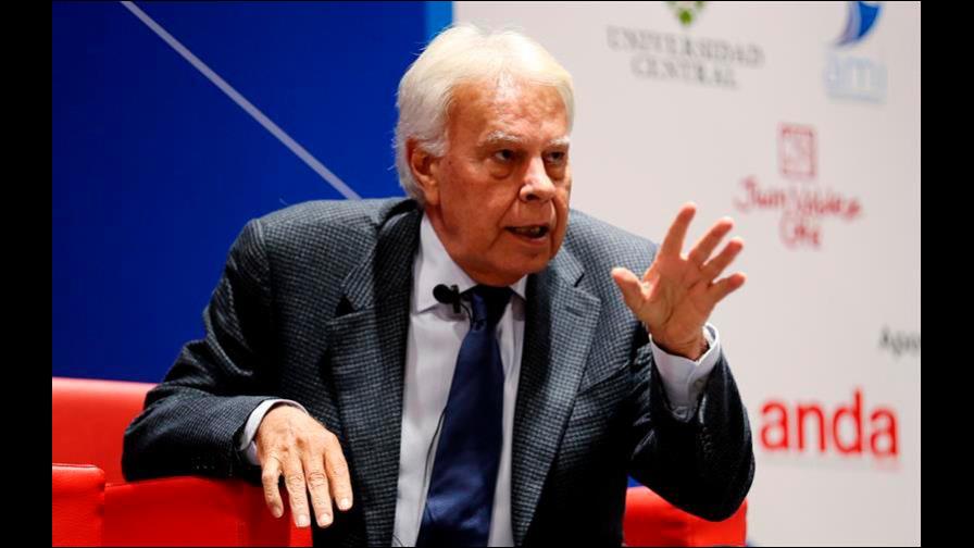 Felipe González critica la decisión de Piñera de sacar a militares a la calle