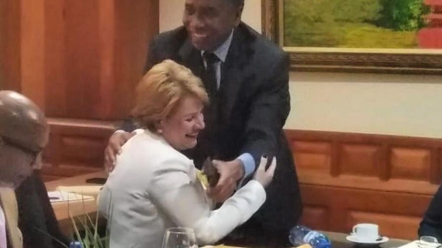 Lucía Medina y Félix Bautista, un abrazo en medio de guerra por senaduría