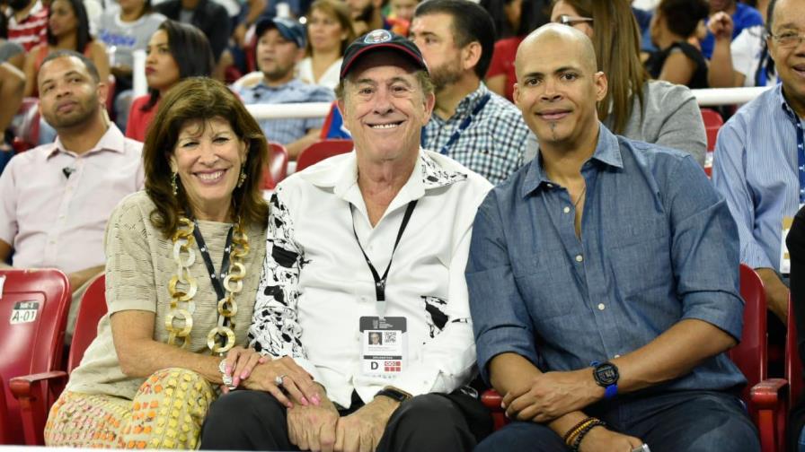 Peralta, Félix Sánchez  y otras personalidades presentes en juego de Las Reinas del Caribe