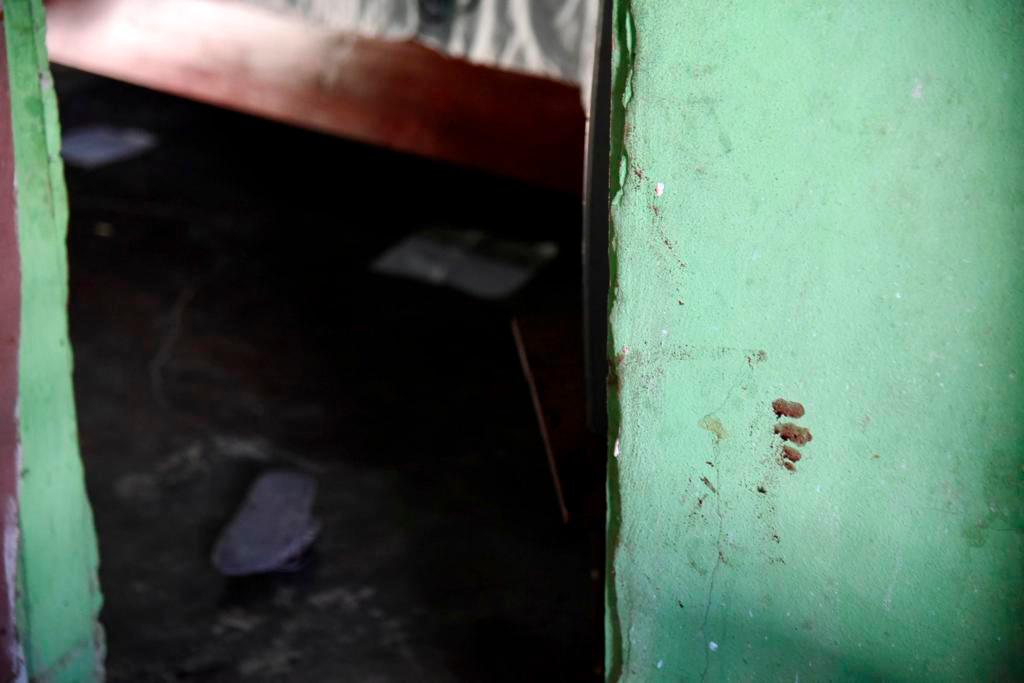 Huella ensangrentada dejada en una pared de la vivienda.