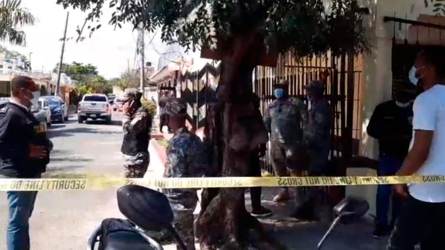 Un hombre se atrinchera en casa tras matar a su pareja y herir su hijo en SDE Un hombre se atrinchera en casa tras matar a su pareja y herir su hijo en SDE