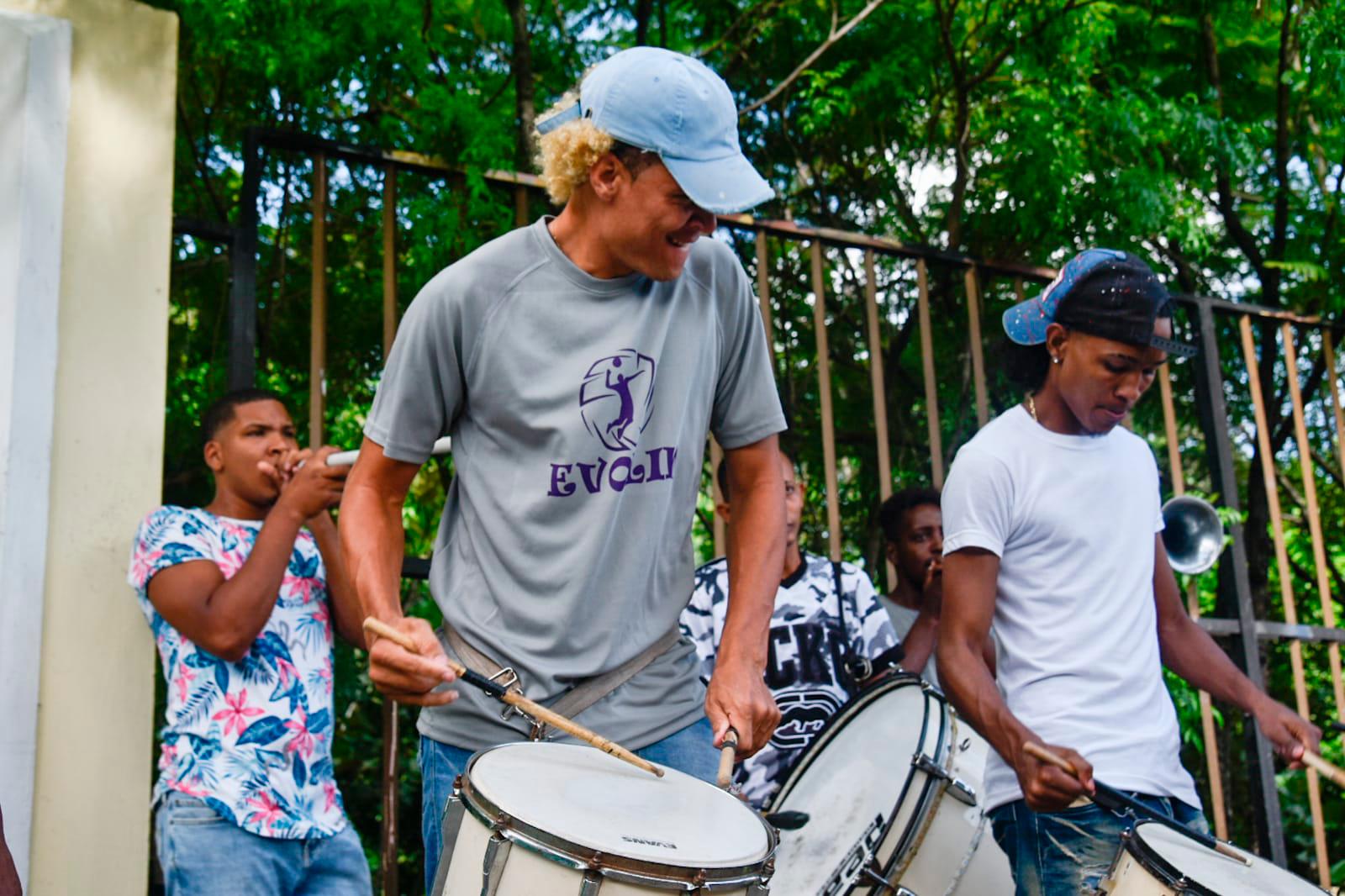 Los manifestantes comenzaron a caminar tocando atabales y “mambo Alí Babá”.