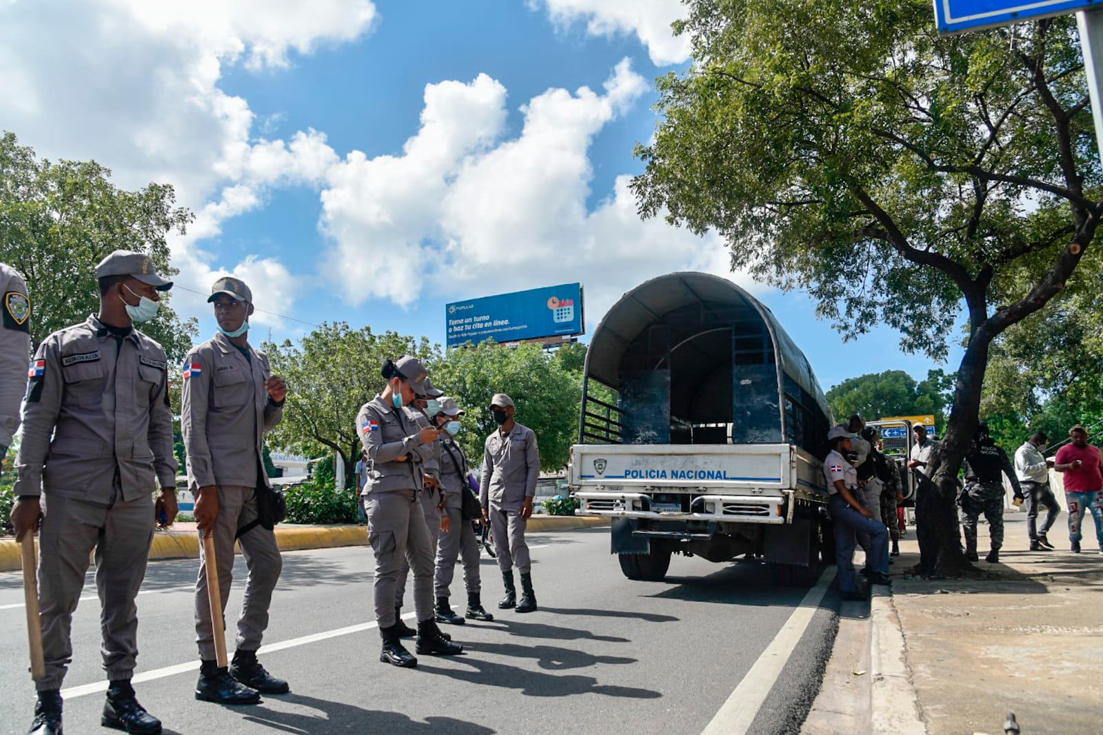 Miembros de la Policía apostados en el lugar de la protesta.