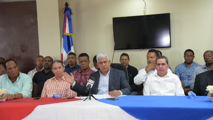 Camiones de Fenatrado paralizan sus labores en las construcciones de obras del Estado