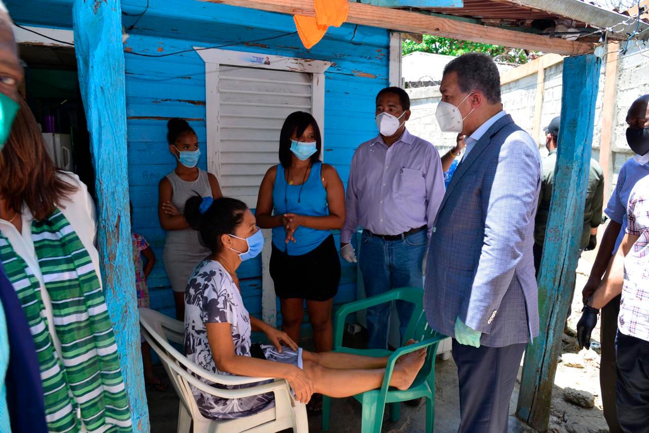 Leonel Fernández durante su recorrido por Santo Domingo Norte.