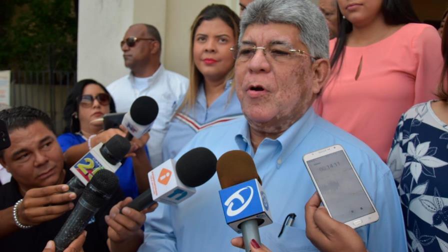 Precandidato denuncia no permiten votar a envejecientes en Santiago 